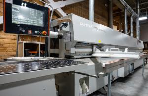 The Lumina 1596 edgebander utilizes laser edging technology to create invisible joints. With this machine, the groove position and groove depth can be set fully automatically on two NC servo-axes.