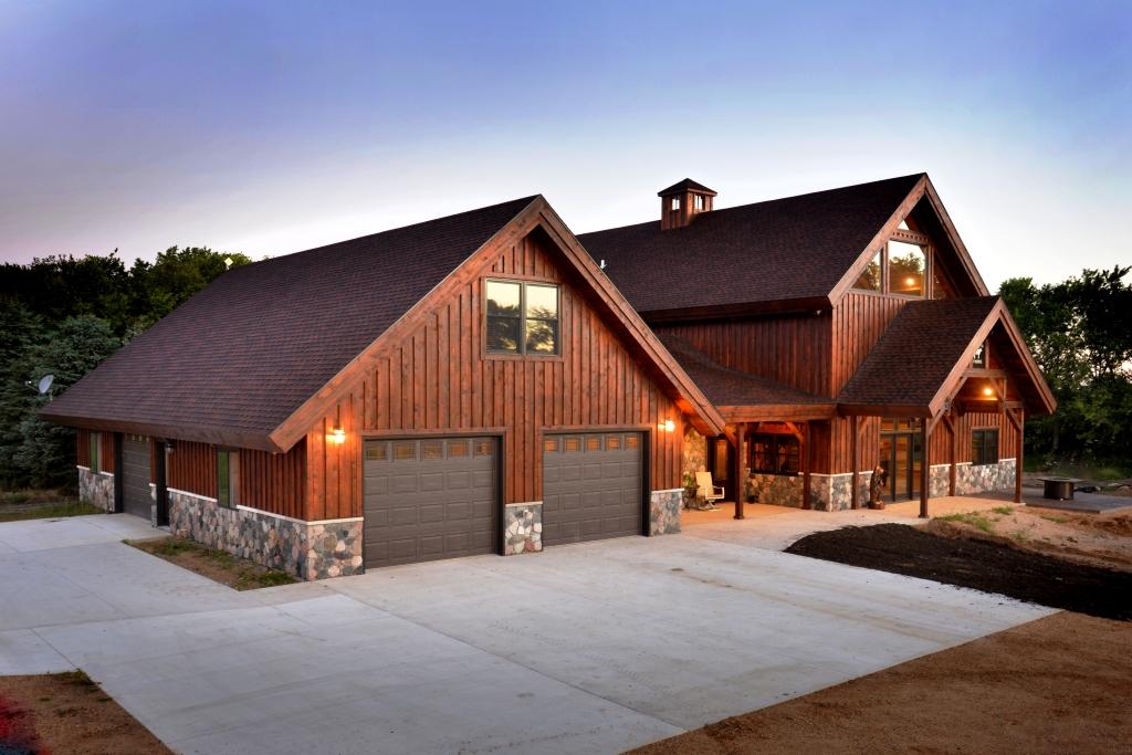 Каким должен быть дом. Barn House с гаражом. Post Beam барнхаус. Дом Амбар фахверк. Фахверковые дом Барн хаусы.